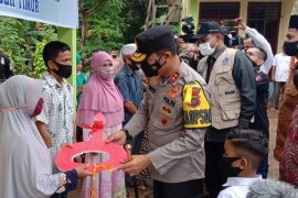 Kapolda Aceh serahkan tiga rumah untuk korban kebakaran di Aceh Timur