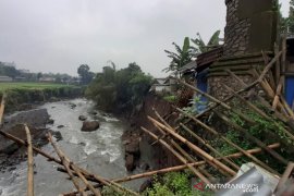 Delapan rumah di Banyumas rusak akibat tebing Sungai Pelus longsor