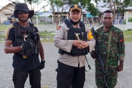 Pleno KPU Yalimo ricuh, satu personel Polri terpanah