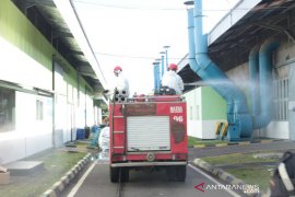 Petugas sterilisasi kawasan pabrik di Garut cegah penyebaran COVID-19