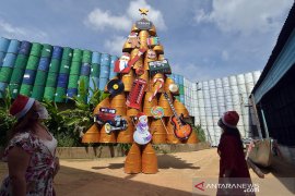 Kreasi pohon Natal dari drum bekas