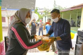 Warga Asahan korban banjir terima bantuan dari Ketua PKK Sumut