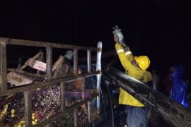 Tiang listrik timpa mobil pengangkut sawit di Aceh Jaya