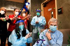 Perawat California positif COVID-19 usai disuntikkan vaksin Pfizer