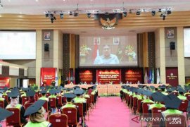Gubernur paparkan pengembangan SDM berbasis karakter pada wisudawan UNP