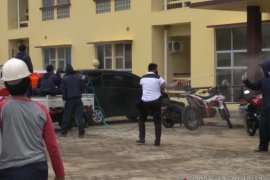 Relawan-Polres Mentok giatkan penyemprotan disinfektan fasilitas umum