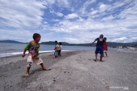 Anak-anak korban tsunami bermain di pantai Page 1 Small