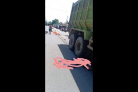 Suami istri beserta anak tewas setelah dihantam dump truk