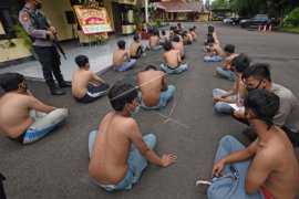Polisi tindak pelanggar protokol kesehatan