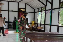 Satgas Pamtas Yonif 642 semprotkan Desinfektan di Gereja jelang Natal