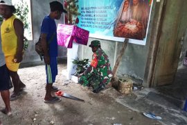 Babinsa Koramil Yapen Timur bantu jemaat GKI Lahairoi dekorasi rumah