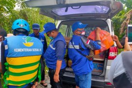 Tagana salurkan makanan siap saji bagi warga terdampak banjir di Gowa