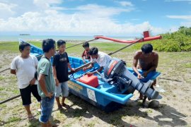 Belasan kelompok nelayan di Pariaman mendapat bantuan 16 paket kapal