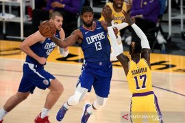 Los Lakers sang juara bertahan buka musim dengan kekalahan