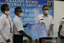 BUMN Lampung serahkan 64.000 masker kepada masyarakat Page 1 Small