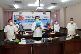 BPK Jatim serahkan LHP penanganan COVID-19 kepada delapan daerah