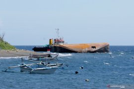 Kapal tongkang terbalik di selat Bali