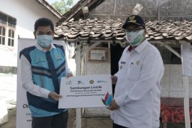 PLN Jatim bantu pemasangan 7.899 sambungan listrik gratis