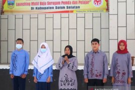 Dekranasda Solok Selatan luncurkan motif seragam sekolah, Ketua DPRD ajak dukung UMKM