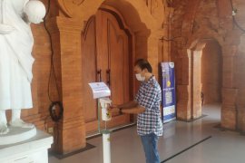 Gereja Katedral Bali tiadakan kemeriahan pohon natal