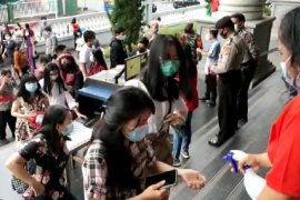 Umat Kristiani antre lakukan Misa Natal di Gereja Katedral Kota Pontianak