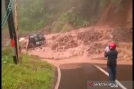 Sopir lolos dari maut meski mobilnya terseret tanah longsoran tebing