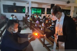 Ibadah malam Natal tetap khidmat di tengah pandemi