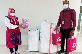 Berbagi APD di tengah perawatan COVID-19