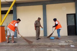 Tak pakai masker, 36 wisatawan terjaring operasi yustisi Perda AKB di Pantai Carocok Painan