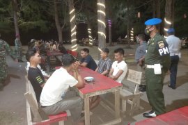 Petugas denda sebuah Kafe di KWBT Mandeh karena langgar protokol kesehatan