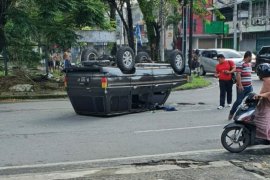 Kijang terobos lampu merah akhirnya terguling