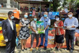 Warga Kristiani di Batam berbagi sembako dengan muslim