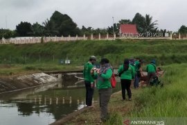 Perkumpulan Hijau Daun hijaukan Bendung Pitap