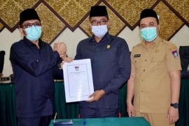 Padang resmi miliki Perda Adaptasi Kebiasaan Baru