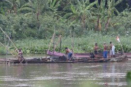 Penambangan pasir Sungai Brantas