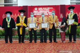 UNP lepas 8 purnabakti guru besar