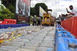 Polres Trenggalek musnahkan ribuan botol minuman keras dan narkoba