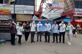 Satgas BUMN Provinsi Lampung bagikan 1.000 masker di Pasar Panjang Page 1 Small