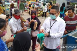Satgas BUMN Provinsi Lampung bagikan 1.000 masker di Pasar Panjang Page 2 Small