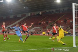 Liga Inggris - Southampton nirgol lawan West Ham saat Hasenhuettl jalani WFH