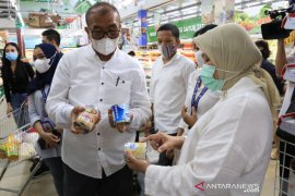 Satgas pangan Medan temukan makanan dan minuman kemasan rusak di Suzuya