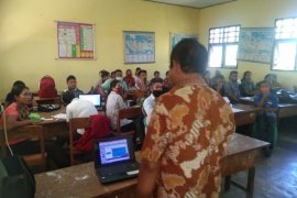 PT NHM bagikan 1.500 sembako warga Halut terdampak COVID-19