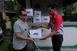 Potret kasih kala pandemi, JNE sebarkan kebahagiaan bagi penyandang disabilitas