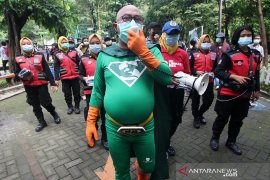 Saat pejabat Pemkot Surabaya berubah jadi "Superhero Newman"
