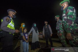 Malam tahun baru 2021 warga konsentrasi bersama keluarga dan tetangga