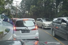 Jalan lintas Sumatera di Kabupaten Karo dipadati kendaraan