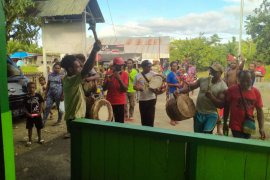 Sanggar seni bersama Babinsa hibur warga kampung Beniek suling tambur