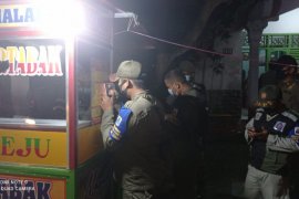Satgas COVID-19 Lebak bubarkan kerumunan massa di kafe-kafe dan warung