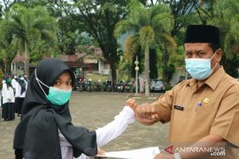 Ini pesan Plt Bupati Solok Selatan saat menyerahkan 132 SK PNS