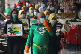 "New man" keliling pasar tradisional Surabaya sosialisasikan protokol kesehatan